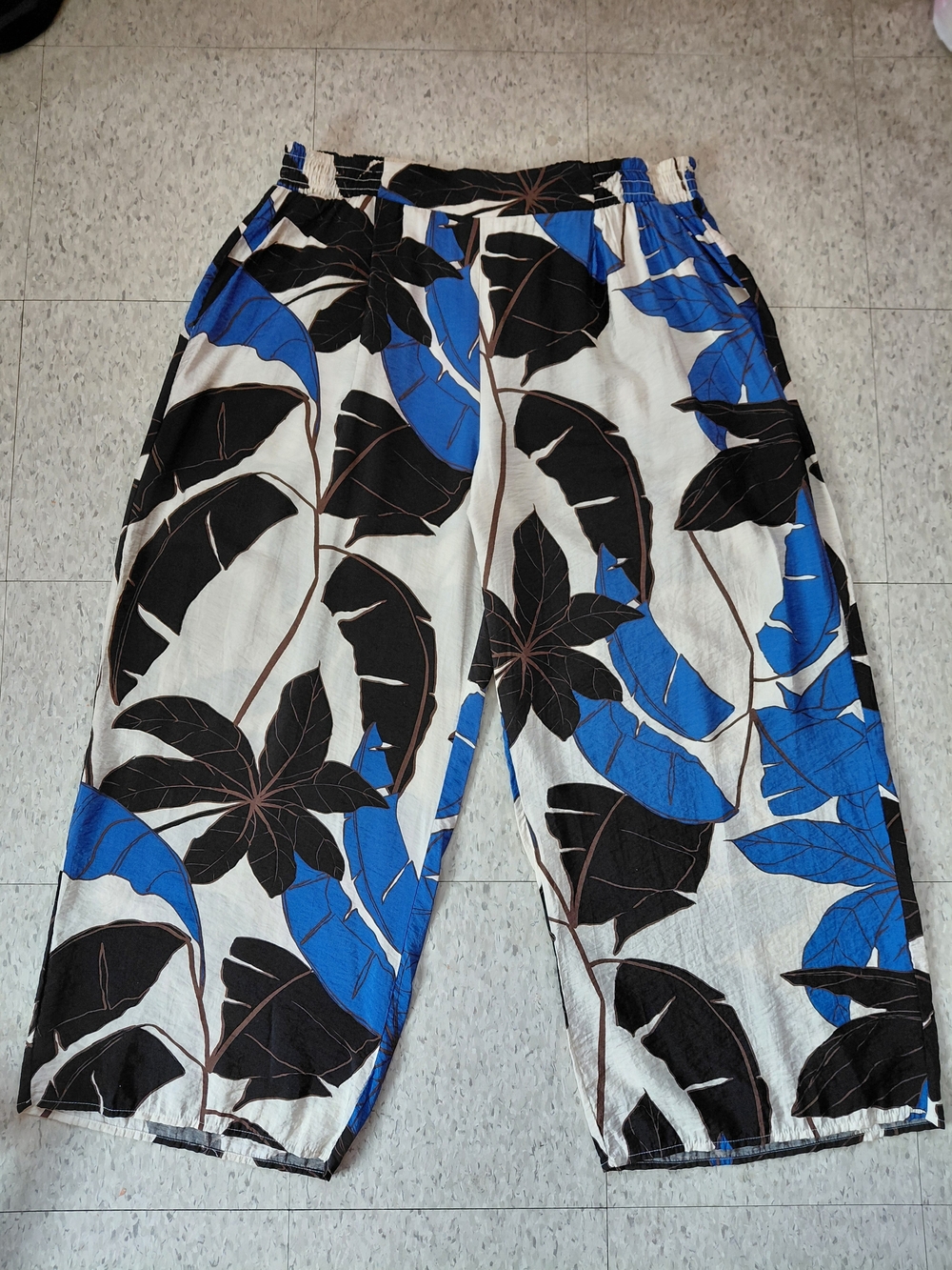 Sofia By Sofia Vergara Wide-Leg Floral Print Pants in Blue & Cream Tropical Pant - Picture 2 of 15